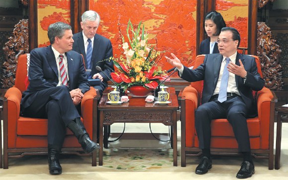 Premier Li Keqiang talks with visiting US Senator Steve Daines in Beijing on Tuesday. Daines was leading a congressional delegation to China. WU ZHIYI / CHINA DAILY