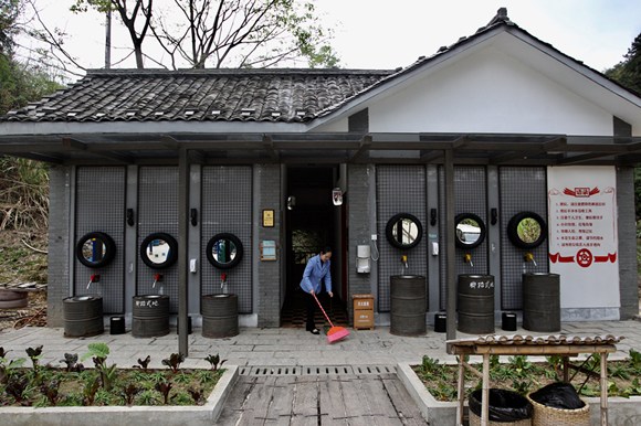 Restrooms with a number of themes, such as granaries and bars, have been built or renovated at Yashan Mountain scenic spot in southwest Jiangxi province. (Photo By Zhang Wei / China Daily)