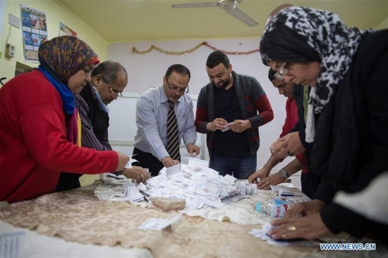 Staff members count ballots at a polling station in Cairo, Egypt, on March 28, 2018. Egypt's 2018 presidential election came to an end on Wednesday, as the polling stations closed nationwide at 10 p.m. local time. (Xinhua/Meng Tao)