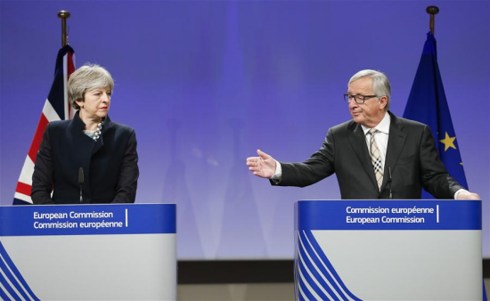British Prime Minister Theresa May (L) and European Commission President Jean-Claude Juncker attend a press conference after their meeting on Brexit at EU headquarters in Brussels, Belgium, Dec. 4, 2017. (Xinhua/Ye Pingfan)