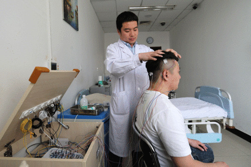 A man undergoes a brain scan at Peking University Sixth Hospital. (Photo/Wang Zhuangfei)