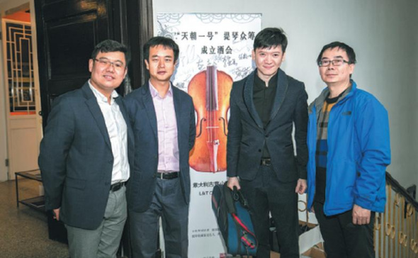 Song Liqiang (left) and Zhang Maolun (second left), who jointly launched a violin crowdfunding program, and a crowdfunding participant (right) pose for a photo with renowned Chinese violinist Liu Xiao. ��Photo provided to China Daily��