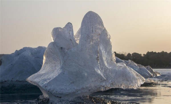 An ice floe melts on Nanhu Lake in Changchun, Northeast China's Jilin province, creating a stunning landscape. (Photo for chinadaily.com.cn/Xixingyushe)