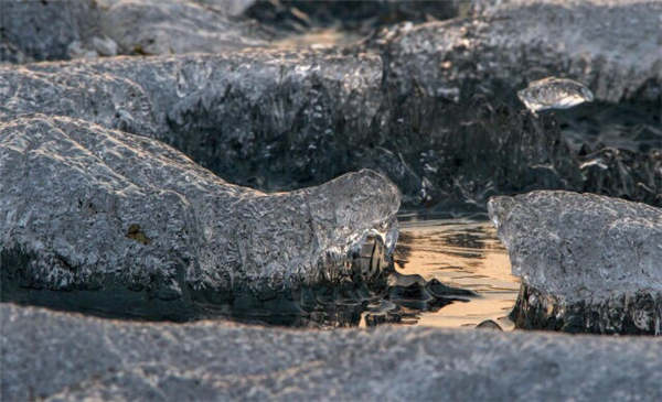 An ice floe melts on Nanhu Lake in Changchun, Northeast China's Jilin province, creating a stunning landscape. (Photo for chinadaily.com.cn/Xixingyushe)