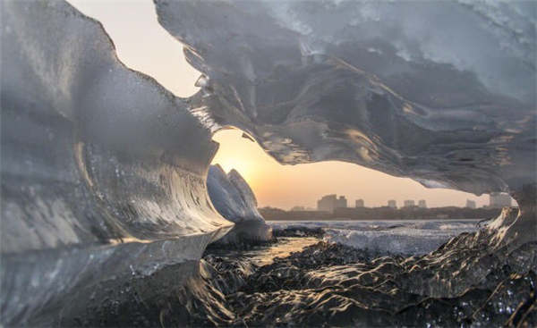 An ice floe melts on Nanhu Lake in Changchun, Northeast China's Jilin province, creating a stunning landscape. (Photo for chinadaily.com.cn/Xixingyushe)