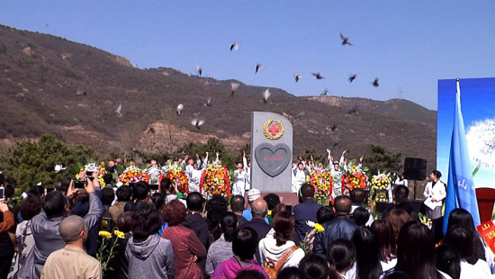 Doves were released on the memorial ceremony symbolizing the noble spirit of the donors. /CGTN Photo
