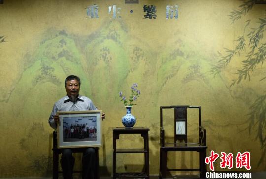 Family photos of Nanjing Massacre survivors on exhibition