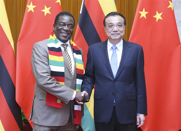 Chinese Premier Li Keqiang (R) meets with Zimbabwean President Emmerson Mnangagwa at the Great Hall of the People in Beijing, capital of China, April 4, 2018. (Xinhua/Yao Dawei)