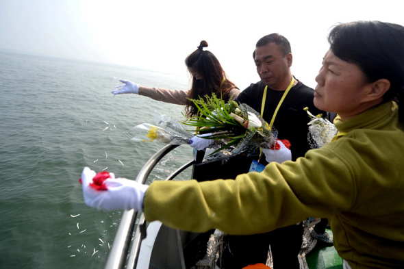 Beijing residents scatter the ashes of relatives into the Bohai Sea from the first boat in China to specialize in sea burials. (Photo for China Daily/Wei Tong)