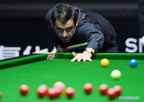 Ronnie O'Sullivan of England competes during the first round match against his compatriot Elliot Slessor at 2018 World Snooker China Open tournament in Beijing, capital of China, April 3, 2018. Ronnie O'Sullivan lost by 2-6. (Xinhua/Zhang Chenlin)