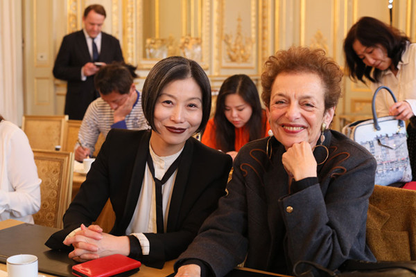 Zhao Qian, chairwoman of the China New Couture Association, poses a photo with Lyne Cohen Solal, president of the INMA, a national crafts institute based in France, on April 4, 2018. (Photo provided to chinadaily.com.cn)
