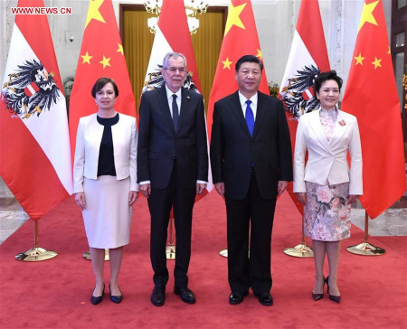 Chinese President Xi Jinping holds a welcome ceremony for Austrian President Alexander Van der Bellen before their talks at the Great Hall of the People in Beijing, capital of China, April 8, 2018. (Xinhua/Rao Aimin)