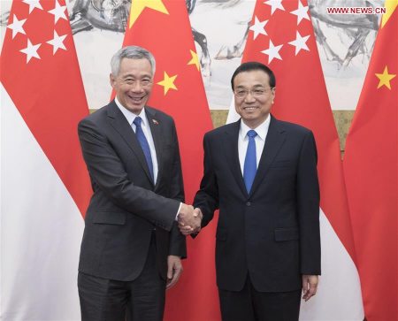 Chinese Premier Li Keqiang (R) holds talks with Singaporean Prime Minister Lee Hsien Loong in Beijing, capital of China, April 8, 2018. (Xinhua/Wang Ye) 