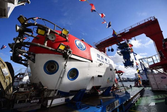 China's new manned submersible, Shenhai Yongshi, on board the exploration ship Tansuo 1, returns to port on Oct 3 in Sanya, Hainan province, after completing deep-sea testing in which it reached a depth of 4,500 meters. (Photo/Xinhua)