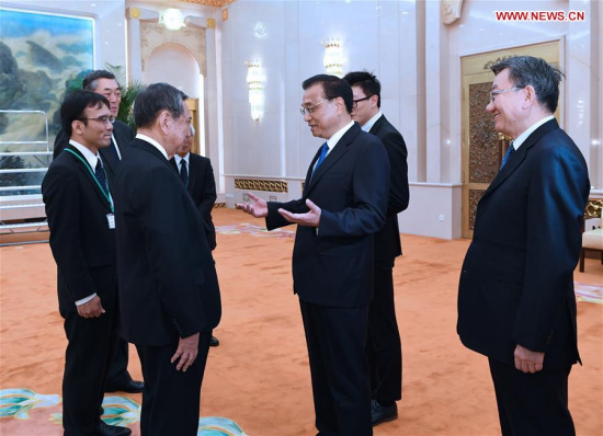 Chinese Premier Li Keqiang meets with Yohei Kono, president of the Japanese Association for the Promotion of International Trade (JAPIT), and a business delegation led by Kono at the Great Hall of the People in Beijing, capital of China, April 9, 2018. (Xinhua/Rao Aimin)