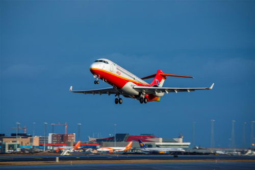 This photo released yesterday shows an ARJ21 plane taking off under a strong crosswind of 54 kilometers per hour at Keflavik International Airport in Iceland during one of the jet's test flights late last month. (Photo/Xinhua)