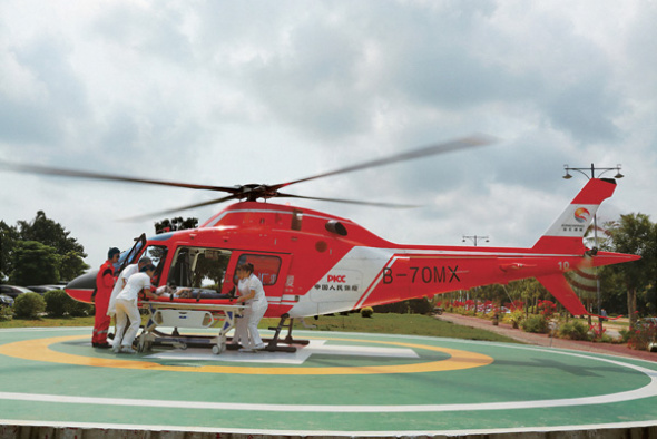 Medical workers from Boao Super Hospital transport a patient from a helicopter during a drill in Hainan province in March. SHI YAN/FOR CHINA DAILY Facility in Boao will get speedy OKs to import advanced equipment, medicine  A new hospital in Hainan province is expected to become an alternative to top overseas hospitals.  Medical institutions at the Boao Lecheng International Medical Tourism Pilot Zone in Boao, where the Boao Super Hospital is located, can get speedy approvals from the Hainan provincial government to import sophisticated medical equipment that is urgently needed, according to a statement released on Sunday by the State Council, China's Cabinet.  In all other areas on the Chinese mainland, the importation of sophisticated medical equipment under current regulations requires lengthy procedures, inspections and approvals from the national drug supervision authority.  A demonstration project launched in 2013, the Boao Lecheng Pilot Zone enjoys several other preferential policies, such as simplified procedures for importing medicines and medical technologies and reduced tariffs for some imported medicines and equipment.  