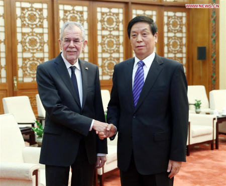 Li Zhanshu (R), chairman of the Standing Committee of the National People's Congress, meets with Austrian President Alexander Van der Bellen at the Great Hall of the People in Beijing, capital of China, April 9, 2018. (Xinhua/Liu Weibing)