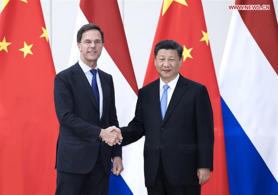 Chinese President Xi Jinping (R) meets with Dutch Prime Minister Mark Rutte in Boao, south China's Hainan Province, April 10, 2018. (Xinhua/Li Tao)
