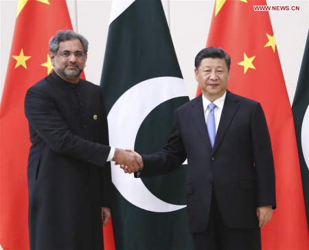 Chinese President Xi Jinping (R) meets with Pakistani Prime Minister Shahid Khaqan Abbasi in Boao, south China's Hainan Province, April 10, 2018. (Xinhua/Xie Huanchi)