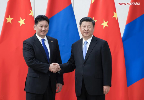 Chinese President Xi Jinping (R) meets with Mongolian Prime Minister Ukhnaa Khurelsukh in Boao, south China's Hainan Province, April 10, 2018. (Xinhua/Li Tao)