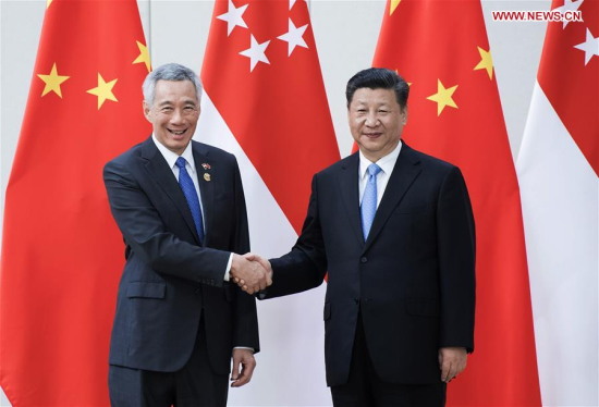 Chinese President Xi Jinping (R) meets with Singaporean Prime Minister Lee Hsien Loong in Boao, south China's Hainan Province, April 10, 2018. (Xinhua/Li Tao)