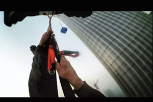 Foreigner detained after parachuting from Beijing skyscraper 