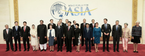 President Xi Jinping and his wife, Peng Liyuan, take a group photo with foreign leaders, dignitaries and spouses before the opening of the annual conference of the Boao Forum for Asia in Hainan Province on April 10, 2018. (Photo by XU JINGXING/CHINA DAILY)