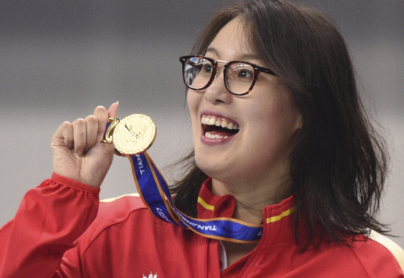 Fu Yuanhui, known for her cheerful interviews and eccentric demeanor, displays her backstroke gold at the National Games last September in Tianjin. (Photo/Xinhua)