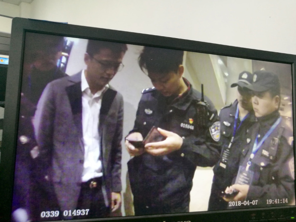 Police check Ao's identity before arresting him at a concert in Nanchang, Jiangxi province, on Friday. （WANG JIAN/CHINA DAILY）