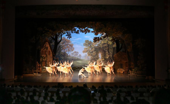 Members of the Chinese art troupe perform a ballet in Pyongyang, the Democratic People's Republic of Korea (DPRK), April 14, 2018. (Xinhua/Yao Dawei)