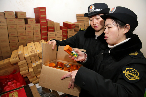 Officers from the local market regulatory administration confiscate illegal health supplements in Huaibei, Anhui province. (Photo for China Daily/Li Xin)