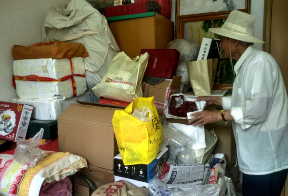 The retired professor in Xianyang, Shaanxi province, sorts packages of health supplements, on which he has spent more than 100,000 yuan since 2009.(Photo for China Daily/Xue Wang)