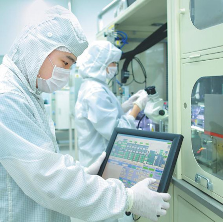 Engineers at work at the photoelectric semiconductor manufacturing base of Osram in Wuxi, Jiangsu province. (Photo provided to China Daily)