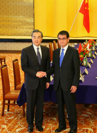 Chinese State Councilor and Foreign Minister Wang Yi (L) meets with Japanese Foreign Minister Taro Kono in Tokyo, Japan, on April 15, 2018.  (Xinhua/Lv Shaowei)