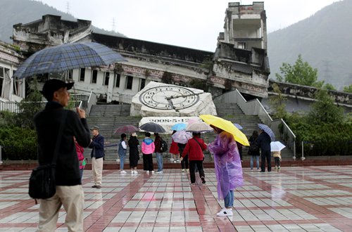 Tourists visit the remains of the Xuankou Middle School in Yingxiu, Sichuan Province, which was destroyed during the Wenchuan earthquake 10 years ago. (Photo: Yang Hui/GT)