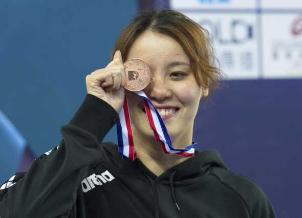 Injury-plagued Fu Yuanhui, who on Friday said she was pondering retirement, rediscovered her trademark smile after winning the national 50m backstroke title on Sunday. (Photo/Xinhua)