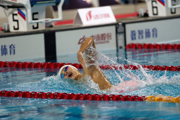 World and Olympic champion Sun Yang acknowledges the crowd after winning the 800 meter freestyle final in 7:50.47 at the China National Swimming Championships in Taiyuan, Shanxi province, on Saturday. Photo/Xinhua