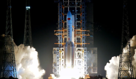 长征5号于2016年11月3日在中国南部海南省文昌空间发射中心发射升空。（苏东摄中国日报摄）