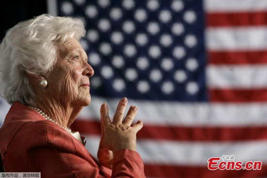 Former U.S. first lady Barbara Bush listens to her son, President George W. Bush, as he speaks at an event on social security reform in Orlando, Florida March 18, 2005. (Photo/Agencies)
