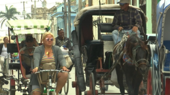 During the Special Period, Cuba swapped bikes for cars and horse-drawn carriages for buses. /CGTN Photo