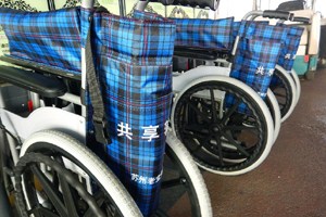 江苏南京的一家医院为有需要的人提供共享轮椅