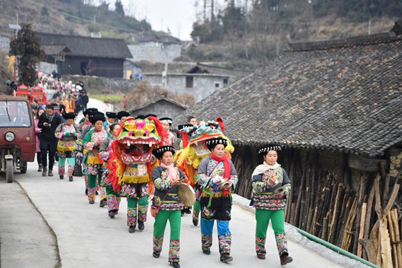 Two pairs of newlyweds have a Miao ethnic wedding in Shibadong village, Hunan province. Such celebrations have drawn tourists from all over China. (Photo/Xinhua)