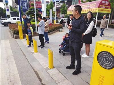 Yellow poles that can spray water are installed on two sides of a zebra crossing in Daye, Hubei Province. (Photo provided to Beijing News)