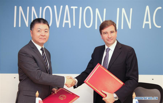 Chinese Ambassador to Lebanon Wang Kejian (L) shakes hands with the World Food Program (WFP) Lebanon Country Director Dominik Heinrich after signing a document in Beirut, Lebanon, on April 19, 2018. (Xinhua/Li Liangyong)