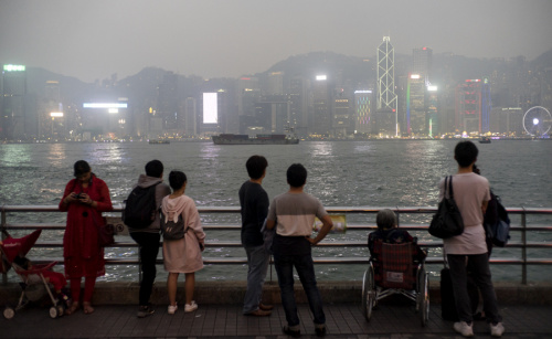 去年，香港维多利亚港的空气污染与高水平的PM2.5形成烟雾。 （陈龙禧/中国日报）