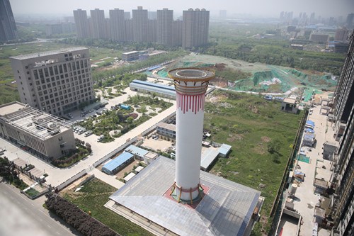 An air purifying tower that uses solar power stands in Xi'an, Shaanxi province, on Tuesday. (DENG XIAOWEI/FOR CHINA DAILY)