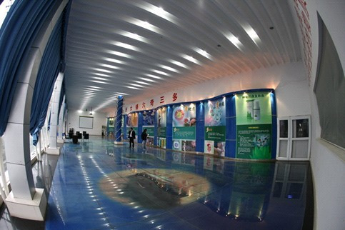 An undated photo shows the monitoring hall of the farm. (Photo/cnr.cn)