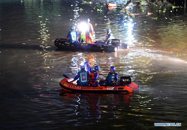 Rescuers search the site of a boat accident on Taohuajiang River in Guilin, south China's Guangxi Zhuang Autonomous Region, April 21, 2018. Eleven people have died and six others remain missing after two dragon boats overturned on Saturday in south China's Guangxi Zhuang Autonomous Region, local authorities said. The accident happened at about 1:40 p.m. when two dragon boats overturned during a practice session on Taohuajiang River in Guilin. (Xinhua/Zhou Hua)