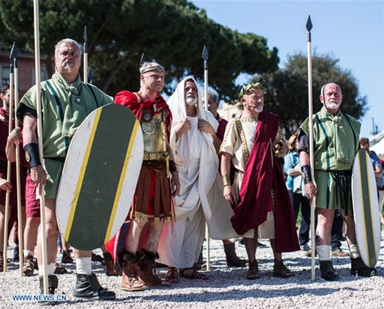 Performers take part in the show to present Rome's legendary foundation by Romulus in 753 BC at the Circus Maximus in Rome, capital of Italy, April 21, 2018. Celebrations took place across Rome on Saturday as the capital of Italy commemorated its founding 2,771 years ago. (Xinhua/Jin Yu)